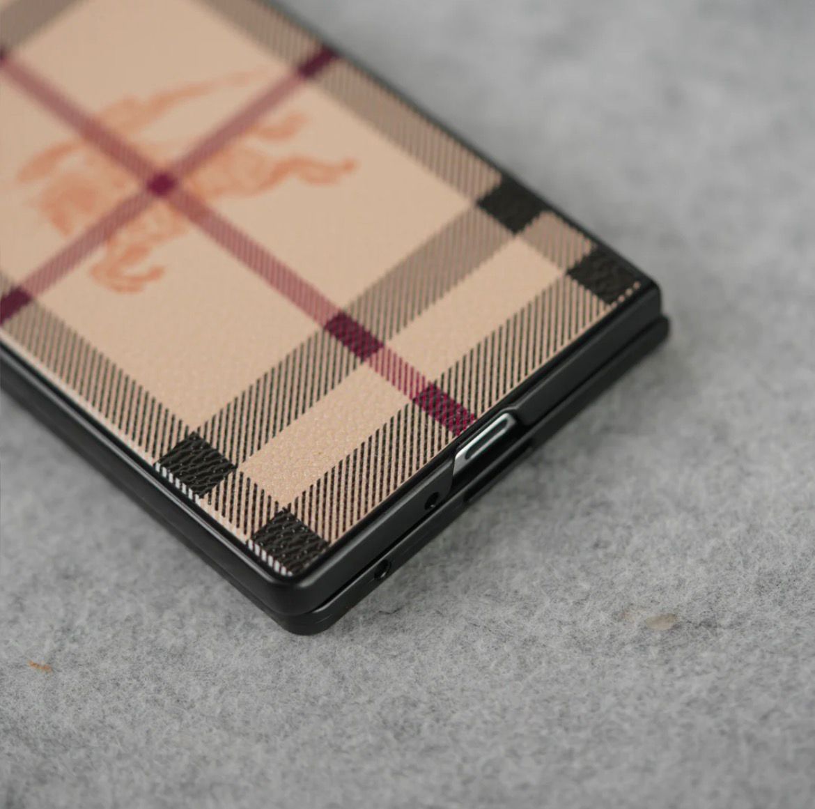 Classic Checkered Leather Case for Z Fold – Timeless British Elegance