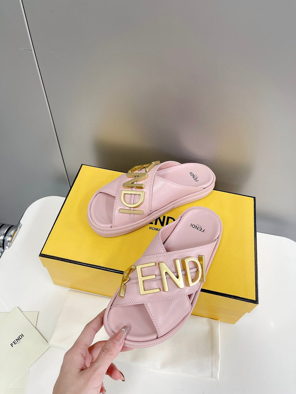 F e n d I slides